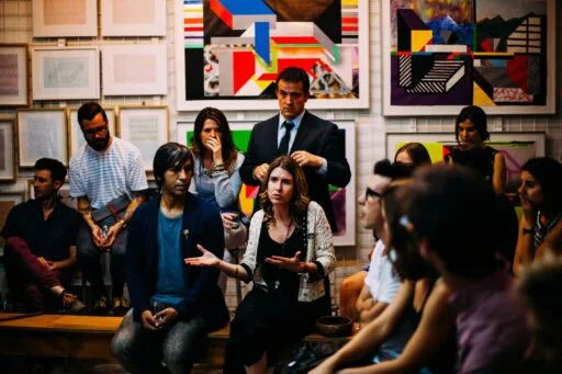 Grupo de artistas reunidos hablando