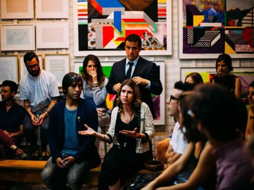 SEO para Artistas: La Clave para brillar en Internet 16 Grupo de artistas reunidos hablando