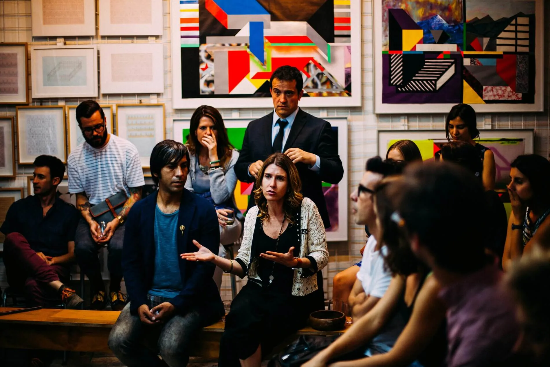 SEO para Artistas: La Clave para brillar en Internet 2 Grupo de artistas reunidos hablando