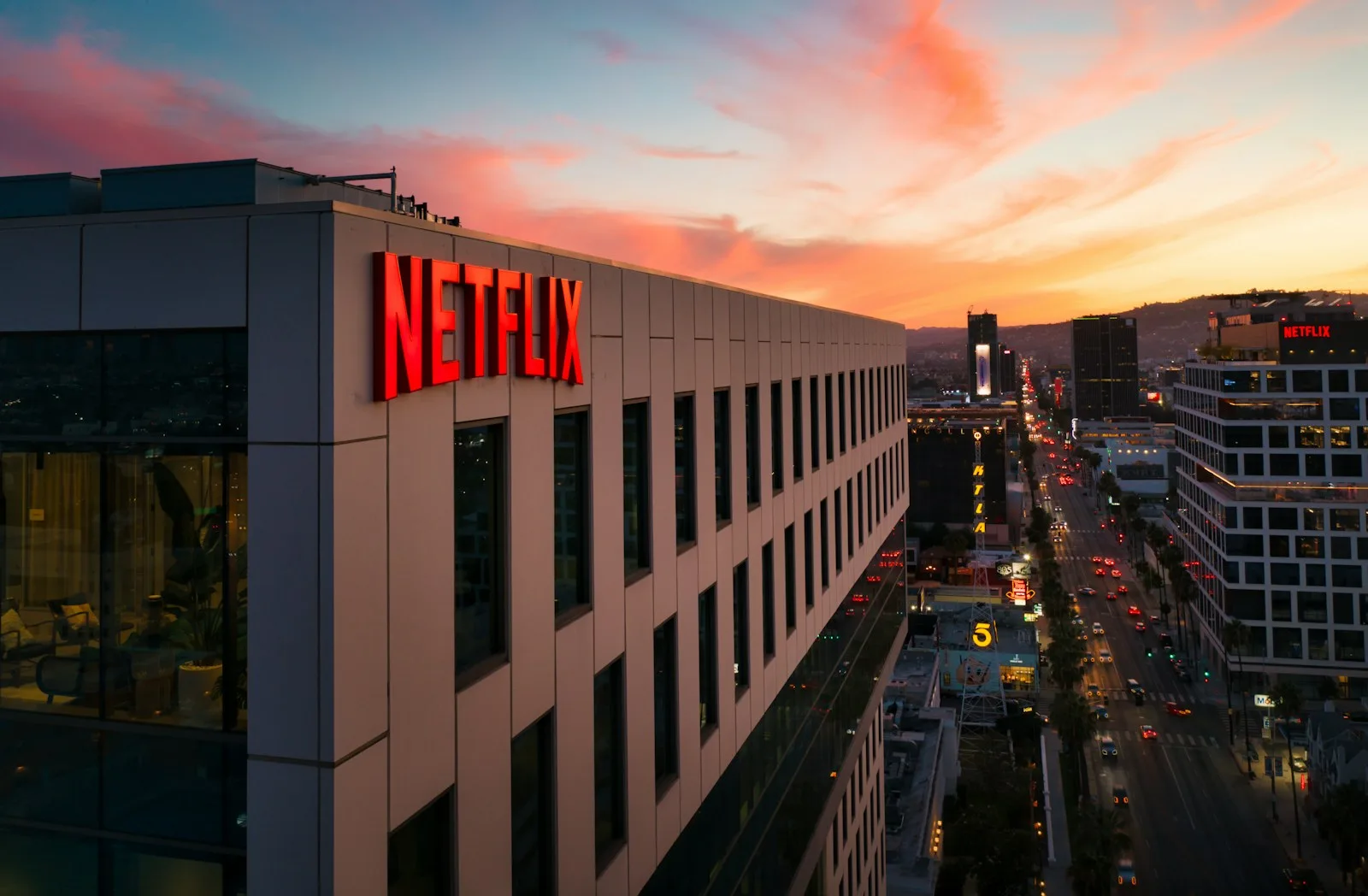 edificio de hormigón de Netflix blanco y negro durante la noche